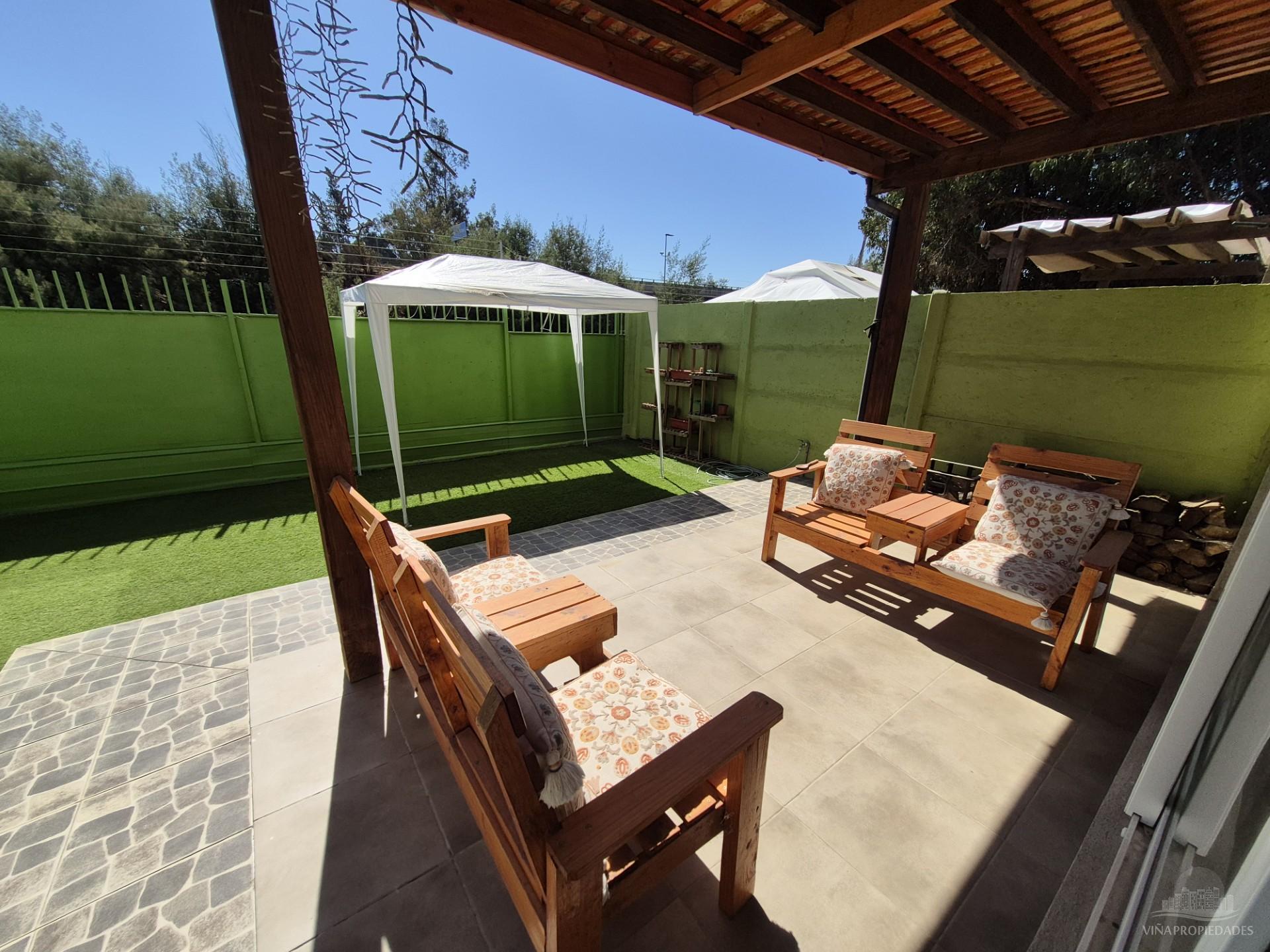 Arriendo  Casa de 2 Pisos en Arriendo – 95 m² Terreno, 86 m² Construidos, 3 Dormitorios, 2 Baños, Patio y 2 Estacionamientos